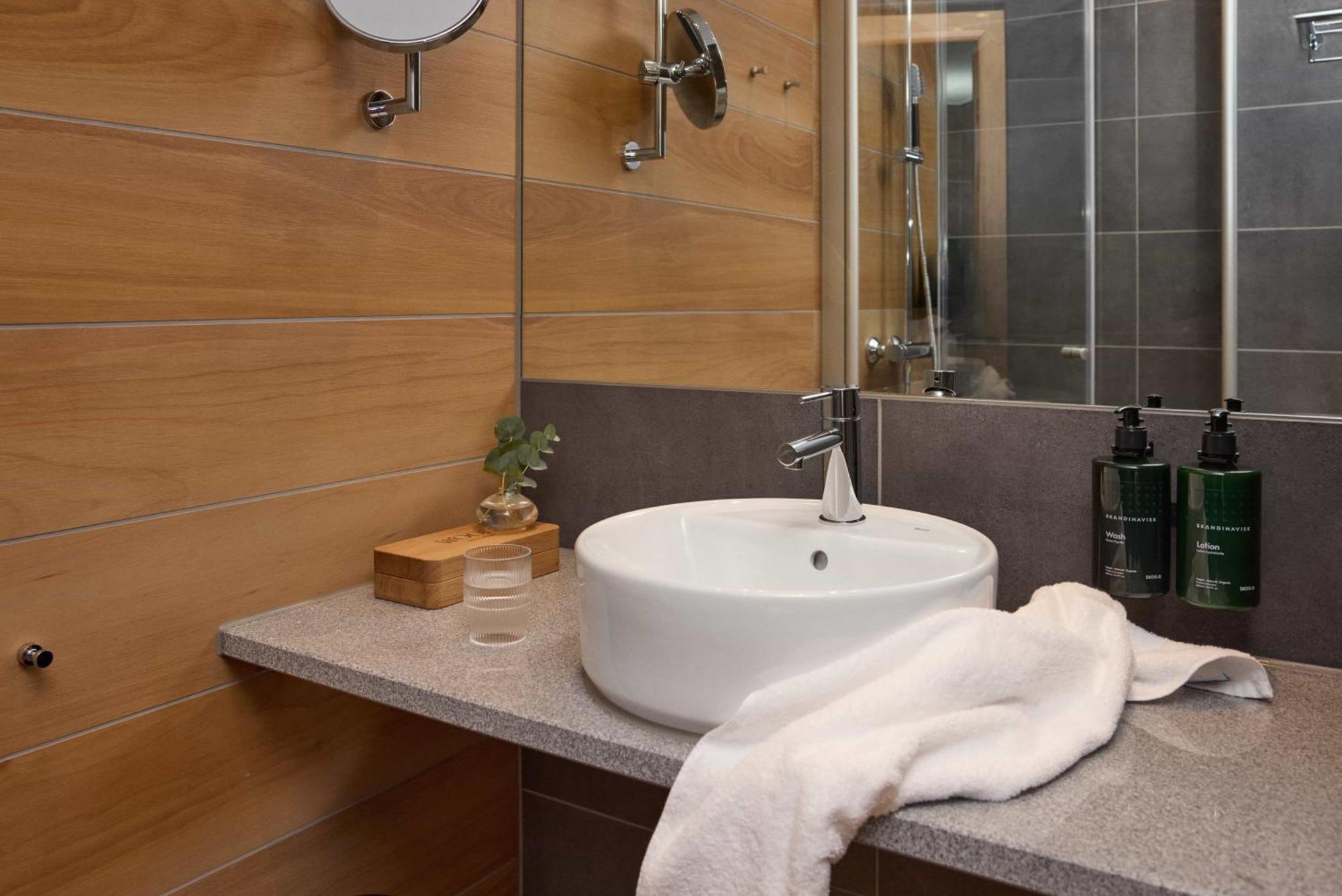 Wood Hotel Bodo Room photo